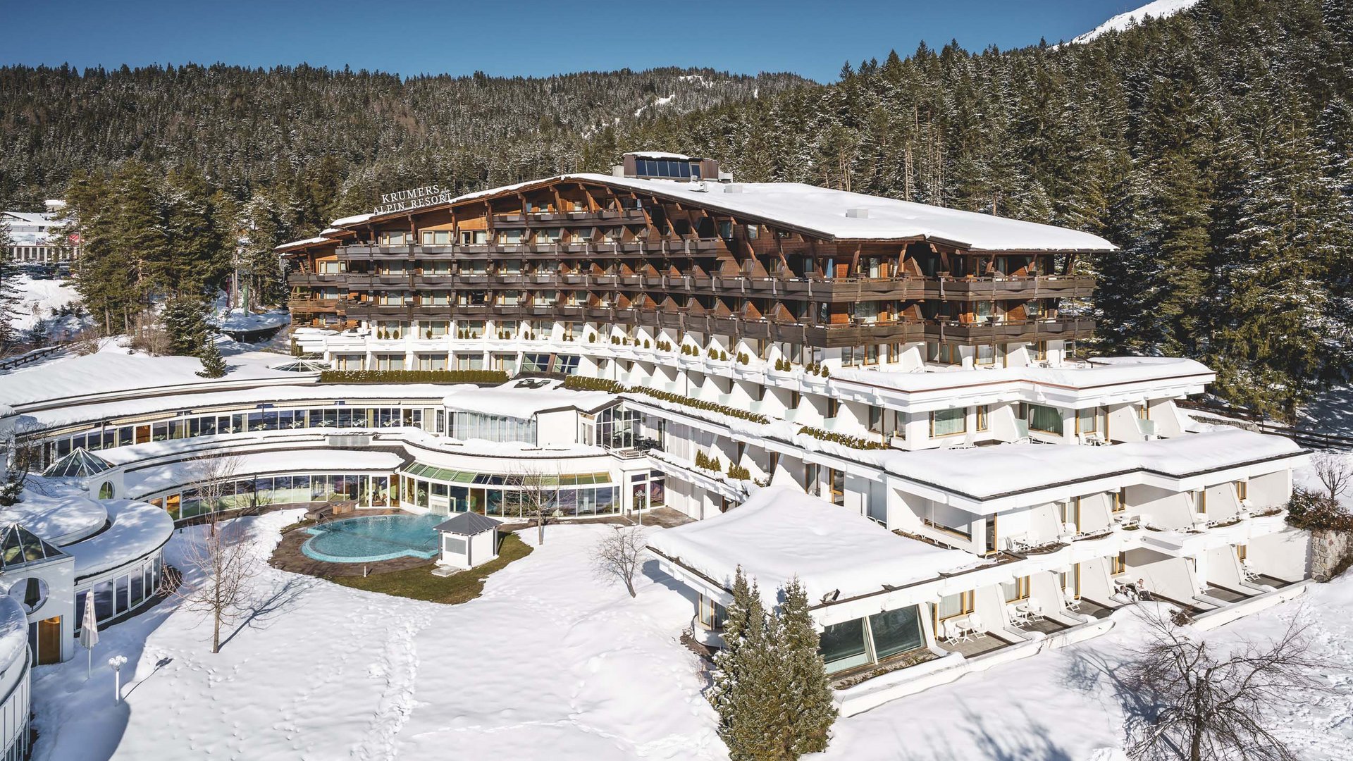 Ihr Hotel in Seefeld: Krumers Alpin Hotel Krumers Alpin Resort im verschneiten Winterwald